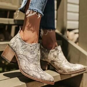 FREE BIRD Women’s SADIE BOOTIES/Boots IN WHITE PYTHON | PRELOVED!!